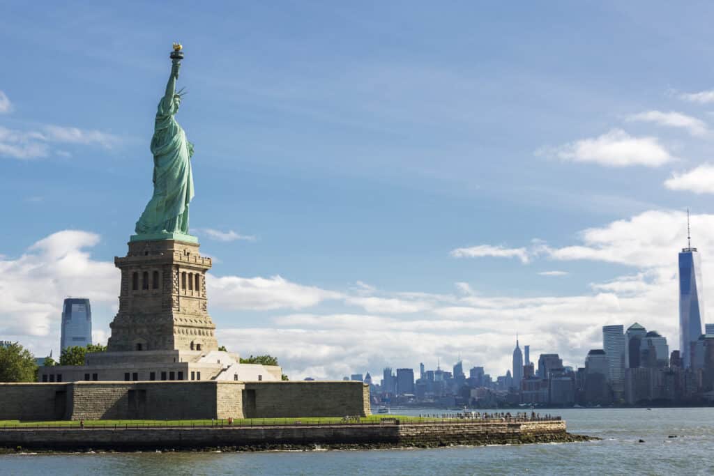 Estátua da liberdade simbolizando como investir no exterior