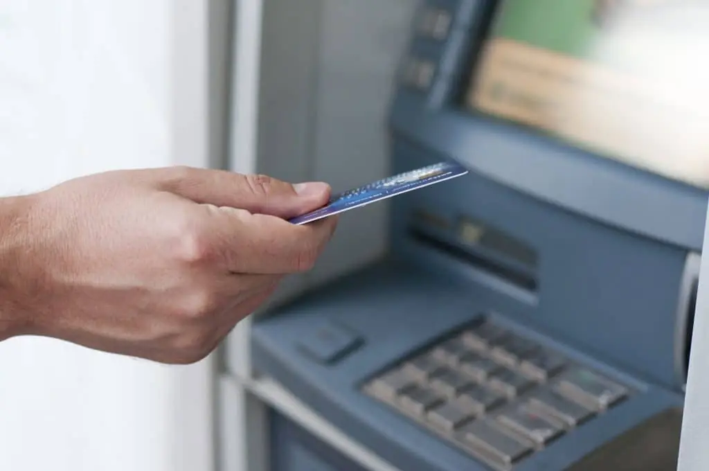Serviços comuns como sacar ou depositar dinheiro em caixas eletrônicos mostram que os bancos continuarão sempre existindo por isso suas ações de bancos são perenes