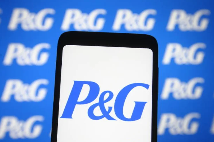 Tela de celular com símbolo da P&G, fazendo referência a comprar ações da Procter & Gamble.