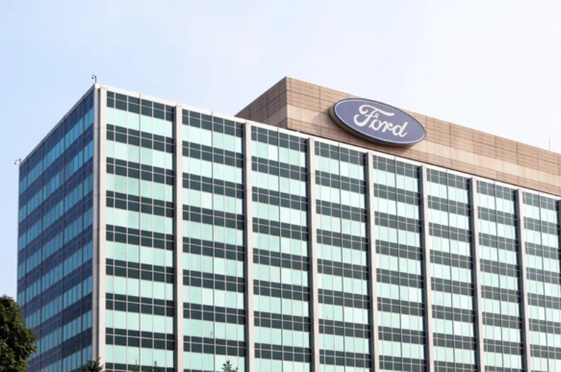 Prédio da Ford, fazendo referência a comprar ações da ford.