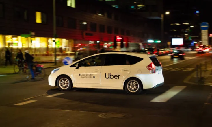 Carro do Uber, fazendo referência a comprar ações do Uber.