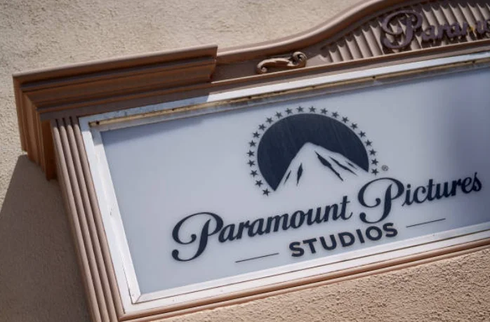 Painel da Paramount Studios, fazendo referência à comprar ações da Paramount.