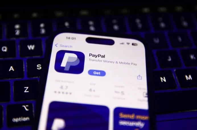 Tela do celular no aplicativo Paypal, fazendo referência a comprar ações da Paypal na Bolsa Americana.