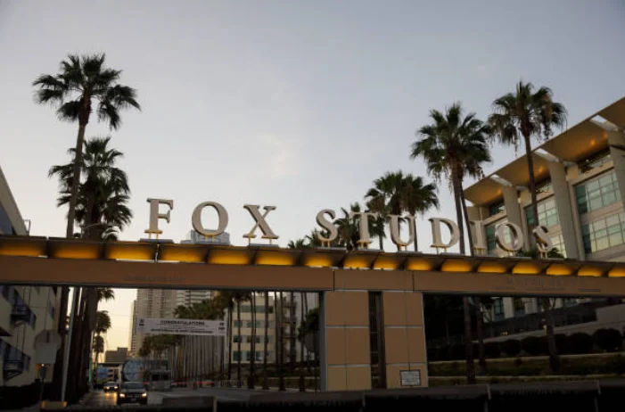 Fox Studios, fazendo referência a comprar ações da Fox.