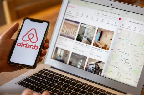 Logo da Airbnb, fazendo referência a comprar ações do Airbnb.