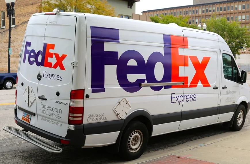  Transporte da FedEx, fazendo referência a por que comprar ações da FedEx na Bolsa Americana.